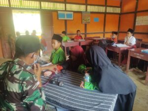 Peduli Kesehatan Siswa Perbatasan, Satgas Pamtas Yonif 645/GTY Patroli Kesehatan