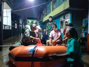 Kodim 0510/Tigaraksa Kerahkan Personel Bantu Masyarakat Terdampak Banjir