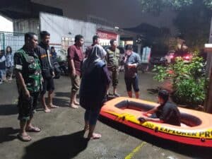 Kodim 0510/Tigaraksa Kerahkan Personel Bantu Masyarakat Terdampak Banjir