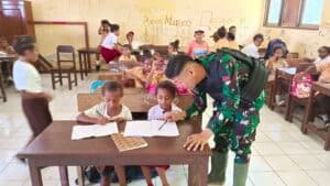 Cerdaskan Anak Bangsa, Satgas Pamtas Yonif 132/BS Mengajar Siswa SD di Perbatasan