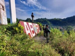 Satgas Yonarmed 1 Kostrad Patroli Rutin di Desa Aboru