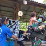 Peduli Kesehtan Anak Papua, Satgas Yonif R 142/KJ dan Puskesmas Kelila Gelar Imunisasi
