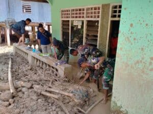 Dengan Sigap Prajurit Kodam XIV/Hasanuddin Atasi Longsor di Jalan Poros Malino
