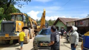 Dengan Sigap Prajurit Kodam XIV/Hasanuddin Atasi Longsor di Jalan Poros Malino