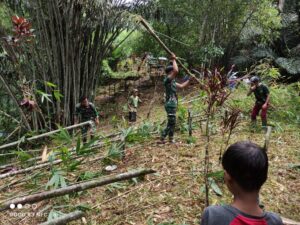 Satgas Yonif 645/GTY Bersama Warga Laksanakan Tradisi Pembersihan TPU