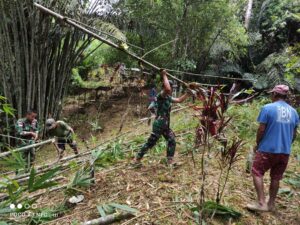 Satgas Yonif 645/GTY Bersama Warga Laksanakan Tradisi Pembersihan TPU