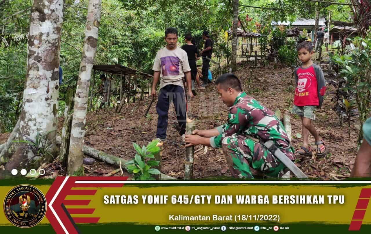 Satgas Yonif 645/GTY Bersama Warga Laksanakan Tradisi Pembersihan TPU