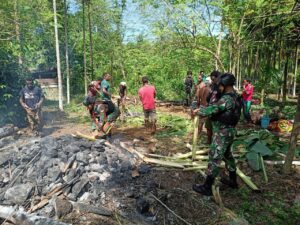 Bukti Kedekatan, Satgas Yonif 132/BS Hadiri Acara Bakar Batu