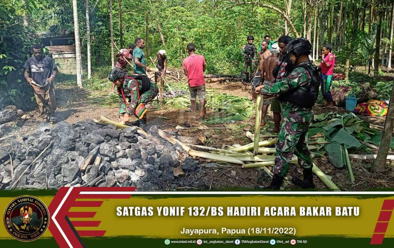 Bukti Kedekatan, Satgas Yonif 132/BS Hadiri Acara Bakar Batu