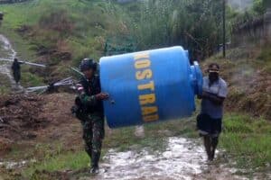 Satgas 303/SSM Alirkan Air Bersih Bagi Warga Distrik Ilaga