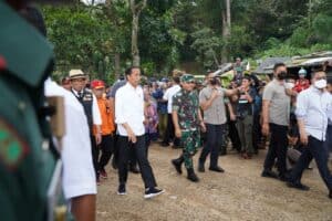Kasad Dampingi Presiden Tinjau Lokasi Gempa Cianjur