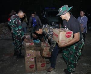Yonif R 300/Bjw Salurkan Bantuan Kepada Korban Gempa Cianjur