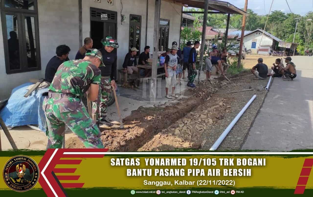 Satgas Yonarmed 19/105 Trk Bogani Bantu Warga Pasang Pipa Air Bersih di Perbatasan.