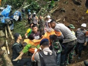 Prajurit Yonzipur 9/LLB Divif 1 Kostrad Buka Akses Jalan Pasca Gempa Cianjur
