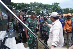 Kasad Dampingi Menhan Tinjau Dapur Lapangan TNI AD di Cianjur