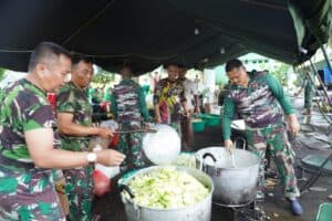 Kasad Dampingi Menhan Tinjau Dapur Lapangan TNI AD di Cianjur