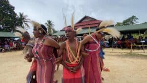 Sambut HUT ke-18, Satgas Yonif RK 136/TS Gelar Lomba Tarian Daerah dan Kerajinan Tangan Papua Barat