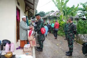 Yonif R 300/Bjw Salurkan Bantuan Kasad untuk Korban Gempa Cianjur