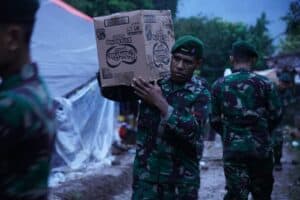 Yonif R 300/Bjw Salurkan Bantuan Kasad untuk Korban Gempa Cianjur