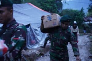 Yonif R 300/Bjw Salurkan Bantuan Kasad untuk Korban Gempa Cianjur