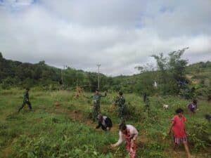 Personel Satgas Yonarmed 19/105 Trk Bogani Bantu Kelompok Wanita Tani Buka Lahan Pertanian