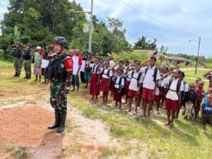 Satgas Yonif 725/Woroagi dan Masyarakat Kibarkan Bendera Merah Putih di Perbatasan RI-PNG
