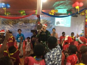 Sambut Natal Bersama di Ilaga, Satgas 303 Bawa Keceriaan Untuk Anak-Anak