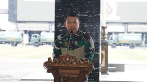 Kasad Berangkatkan 10 Truk Bansos Lanjutan TNI AD ke Cianjur