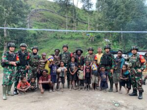 Satgas Apter Koramil Persiapan Mayuberi Beri Bantuan Peralatan Olahraga Kepada Warga Pedalaman Papua