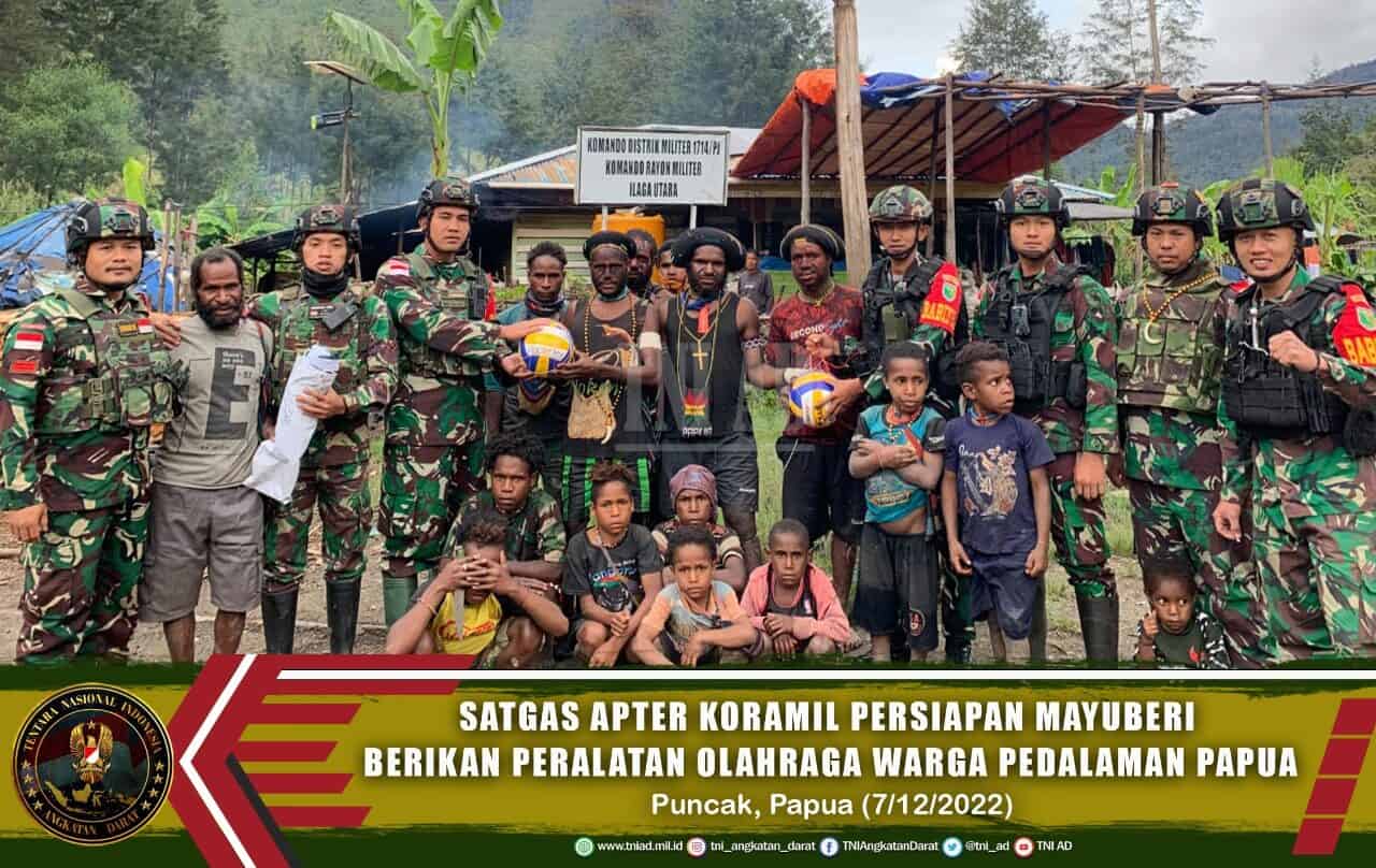 Satgas Apter Koramil Persiapan Mayuberi Beri Bantuan Peralatan Olahraga Kepada Warga Pedalaman Papua