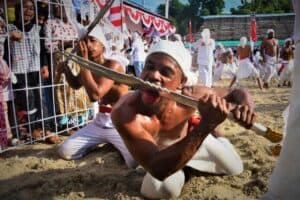 Pasukan Ajusta Turut Serta Amankan Tradisi Cakalele di Pelauw