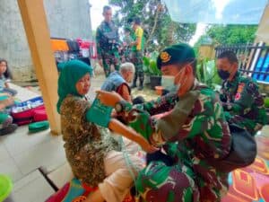 Prajurit Yonkes 1 Kostrad Berikan Layanan Kesehatan Door to Door Korban Gempa Cianjur