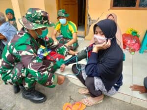 Prajurit Yonkes 1 Kostrad Berikan Layanan Kesehatan Door to Door Korban Gempa Cianjur