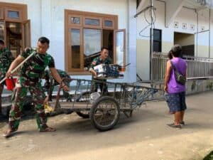 Satgas Yonif 621/Manuntung Bersihkan Masjid di Perbatasan