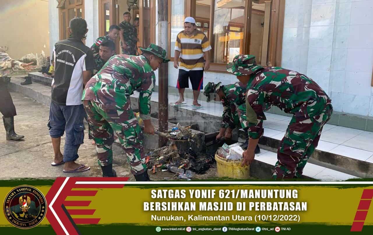 Satgas Yonif 621/Manuntung Bersihkan Masjid di Perbatasan