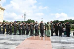 Peringati Hari Juang TNI AD, Jenderal Dudung Tabur Bunga di Makam Mantan Kasad
