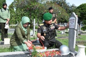 Peringati Hari Juang TNI AD, Jenderal Dudung Tabur Bunga di Makam Mantan Kasad