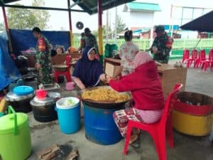 Babinsa Kodim 1703/Deiyai Bersihkan Puing-Puing Sisa Kebakaran