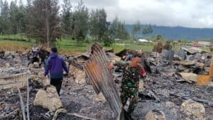 Babinsa Kodim 1703/Deiyai Bersihkan Puing-Puing Sisa Kebakaran