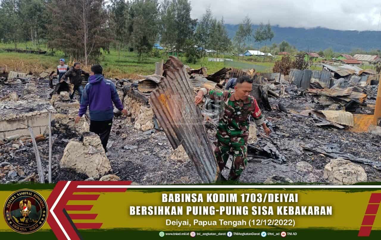 Babinsa Kodim 1703/Deiyai Bersihkan Puing-Puing Sisa Kebakaran