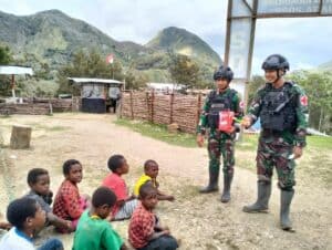 Satgas Yonmek 203/AK Edukasi Anak Papua Cara Merawat Kesehatan Gigi