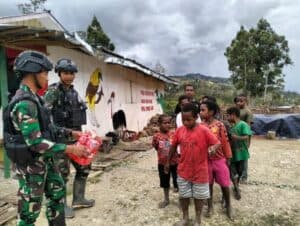 Satgas Yonmek 203/AK Edukasi Anak Papua Cara Merawat Kesehatan Gigi