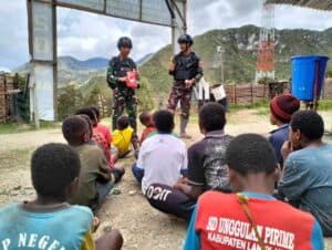 Satgas Yonmek 203/AK Edukasi Anak Papua Cara Merawat Kesehatan Gigi