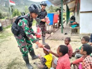 Satgas Yonmek 203/AK Edukasi Anak Papua Cara Merawat Kesehatan Gigi