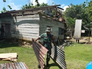 Koramil 1416-04/Kabawo Rehab Rumah Nenek Hardeyah Jadi Layak Huni