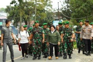 Usai Jalan Bersama Pleton Beranting, Pangdam I/BB Serahkan 700 Paket Sembako ke Warga