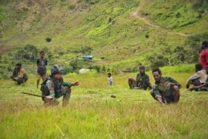 Sukseskan Ketahanan Pangan, Prajurit Cakra “Jawara” dan Masyarakat Buka Lahan Perkebunan