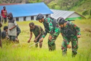 Sukseskan Ketahanan Pangan, Prajurit Cakra “Jawara” dan Masyarakat Buka Lahan Perkebunan