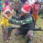 Sambut Damai Natal, Satgas Yonif R 142/KJ Beri Kejutan Kepada Warga Kekey