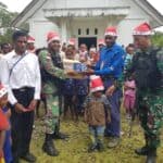 Sambut Damai Natal, Satgas Yonif R 142/KJ Beri Kejutan Kepada Warga Kekey